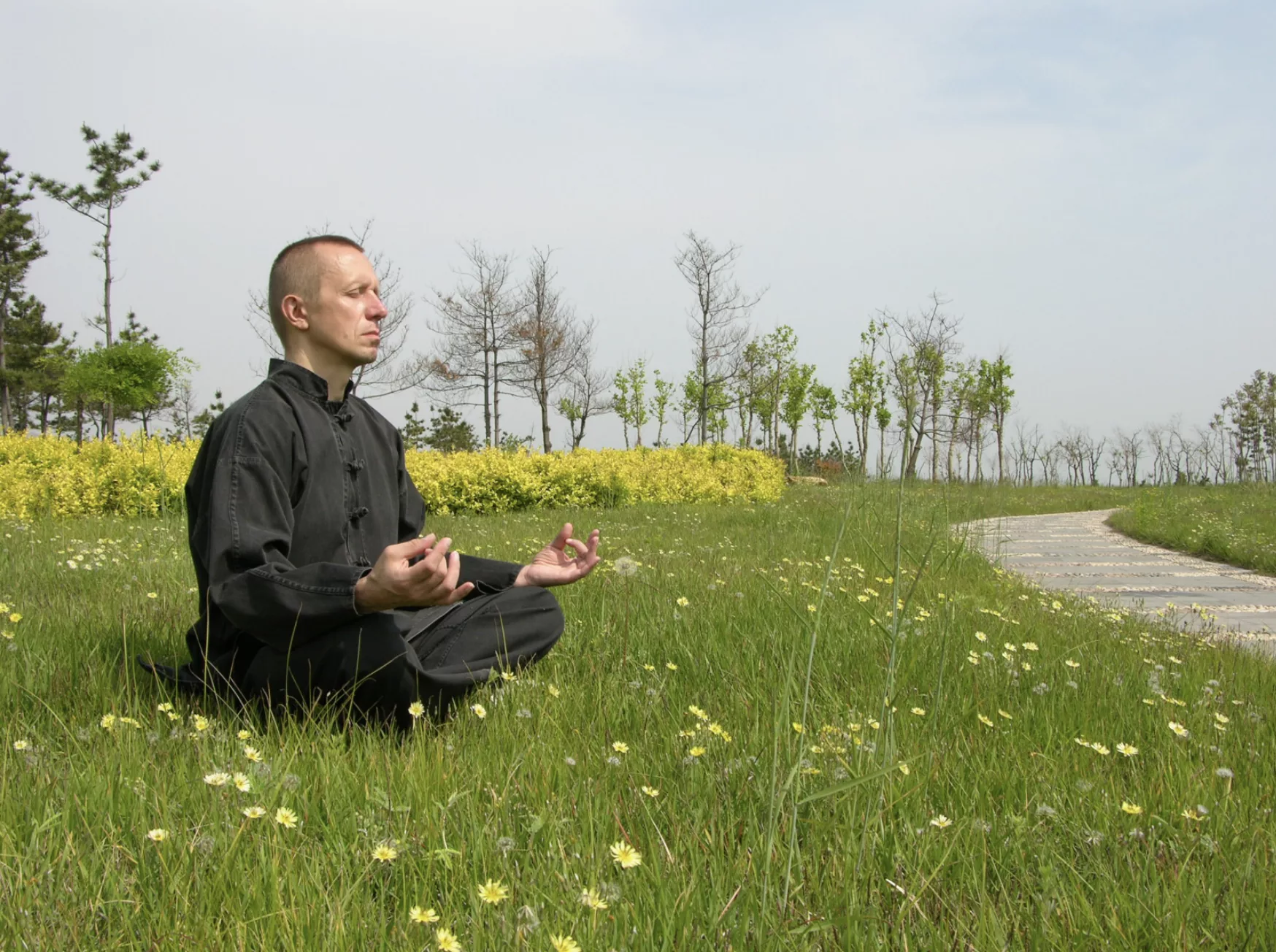 Une femme pratiquant le Qi gong avec de la respiration active