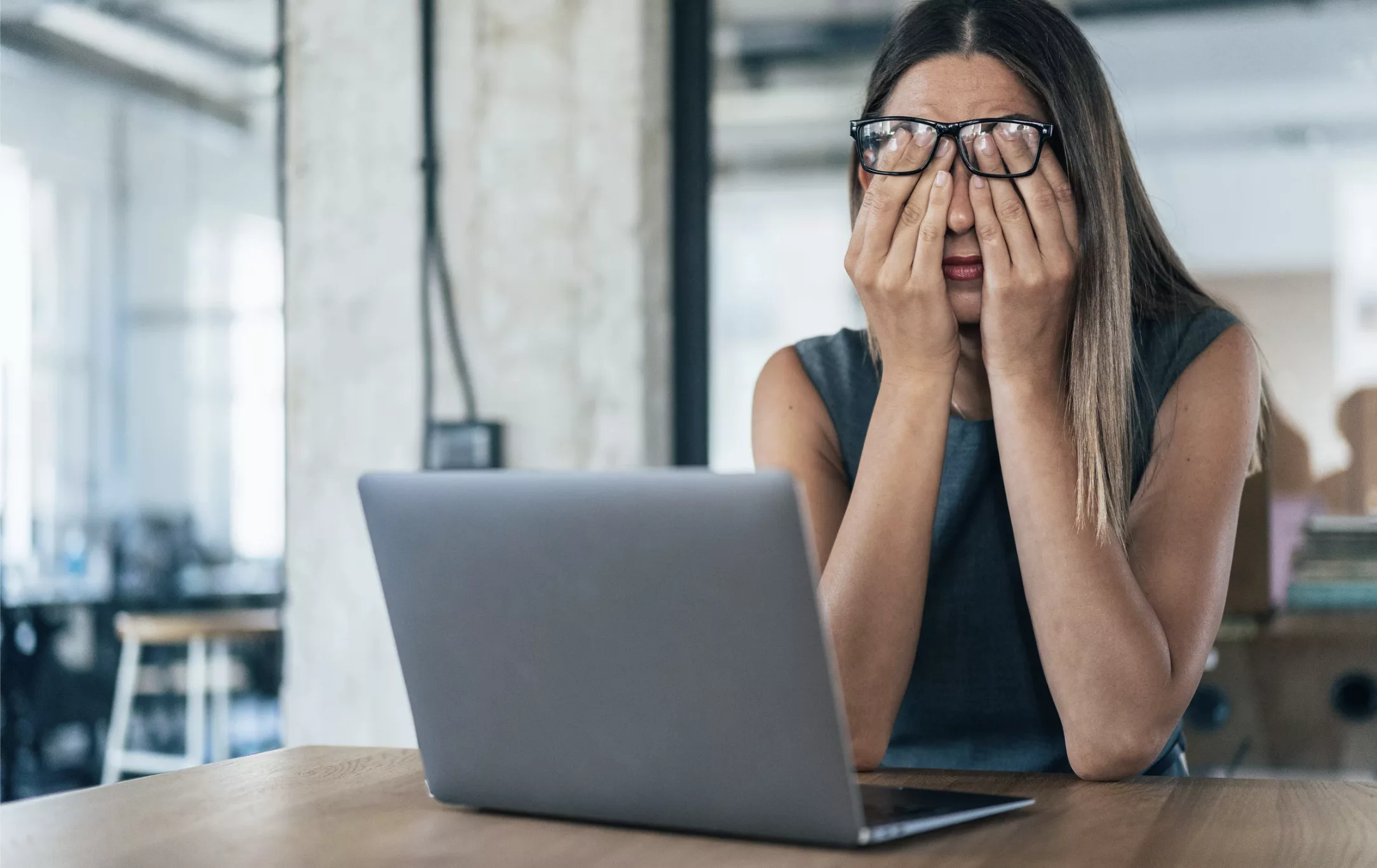 Femme se tenant le côté du ventre, symptômes de ménopause ou de pré-ménopause