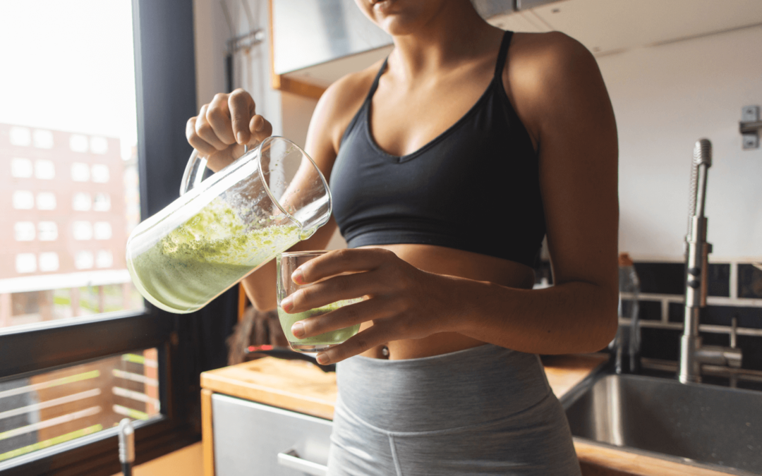 Une femme qui boit une boisson détox