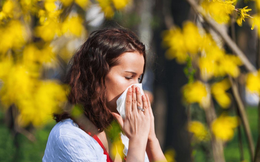 Une femme se mouchant le nez