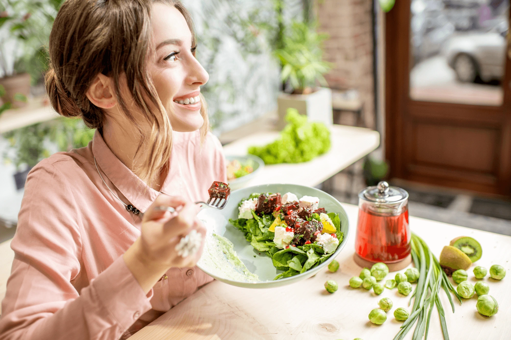 Femme mangeant un repas sain et équilibré pour la diététique chinoise printemps-été