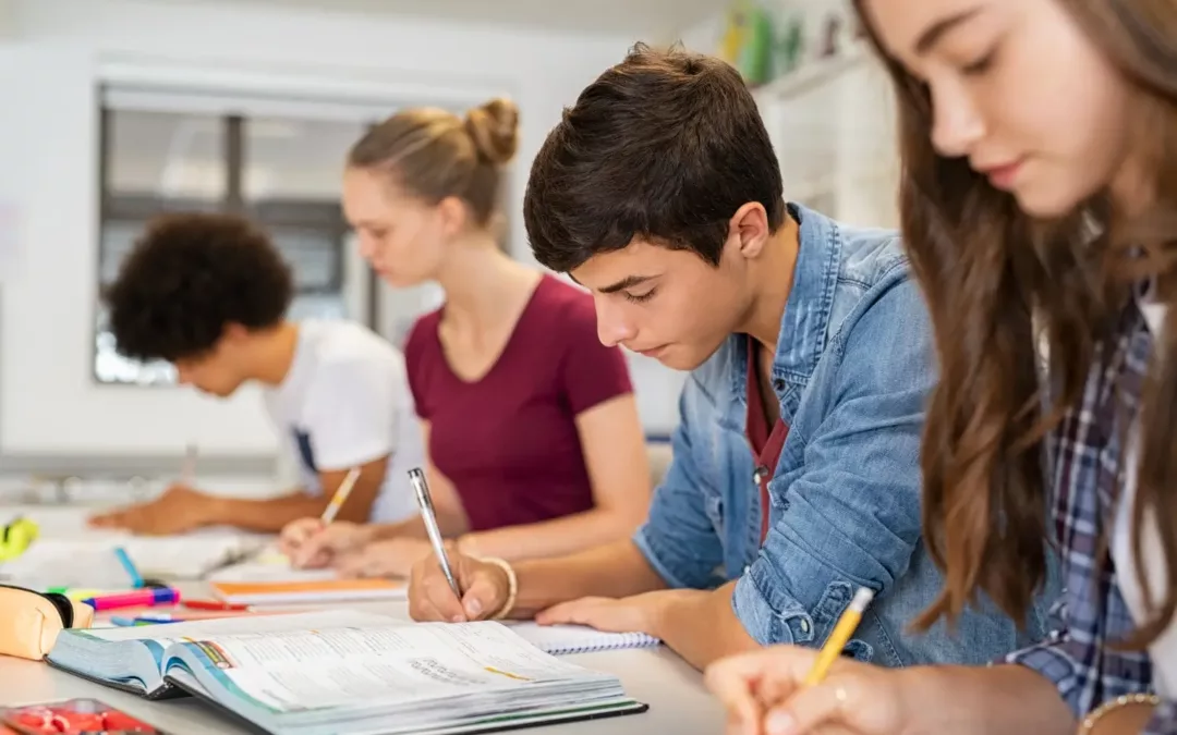Des étudiants entrain de faire un examen