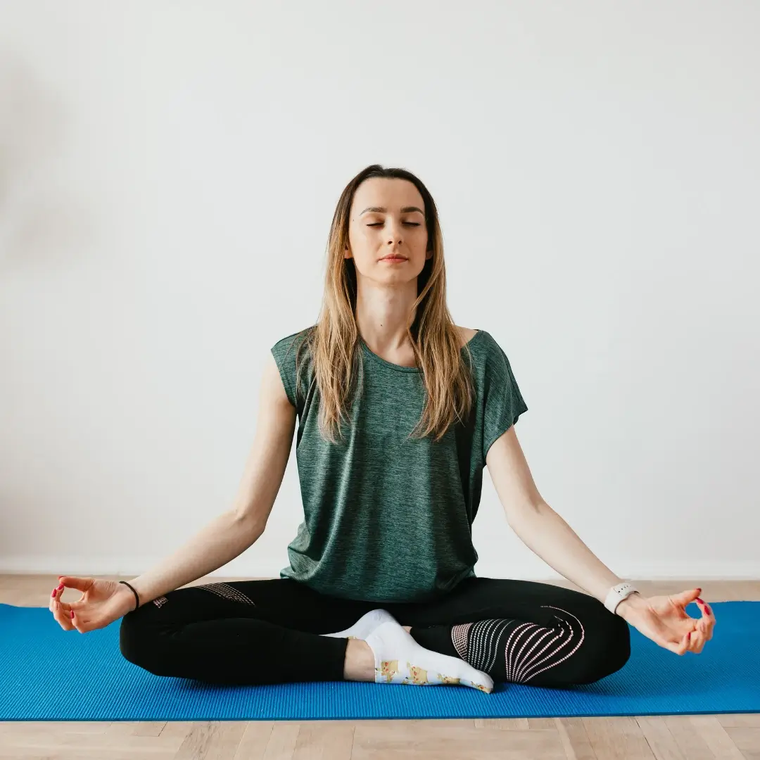 Une femme pratiquant la méditation Une femme pratiquant la méditation