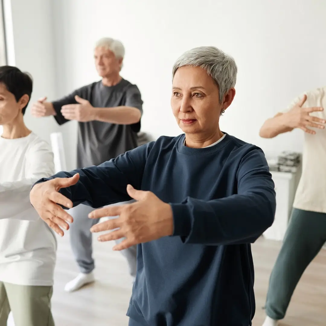 Une femme pratiquant le Qi gong avec de la respiration active Une femme pratiquant le Qi gong avec de la respiration active