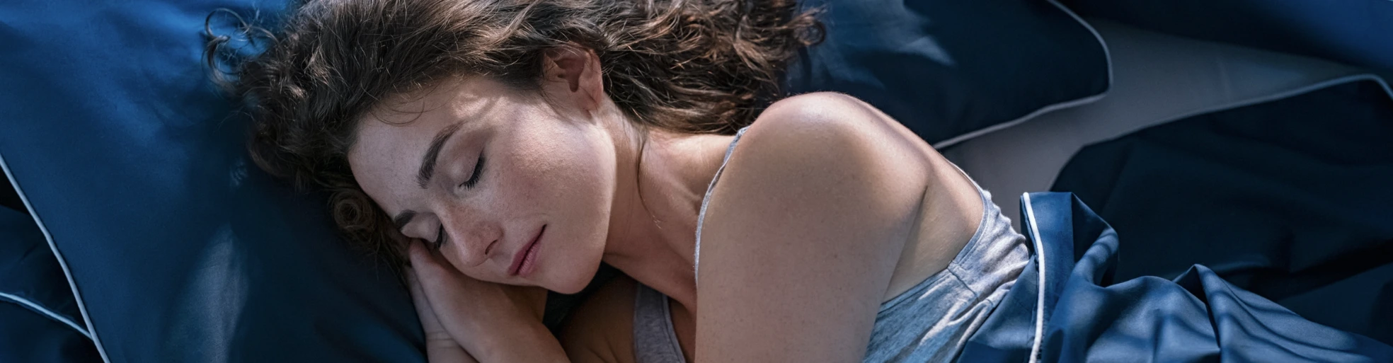 Une femme tentant de dormir en automne Une personne ayant du mal à respirer durant l'automne