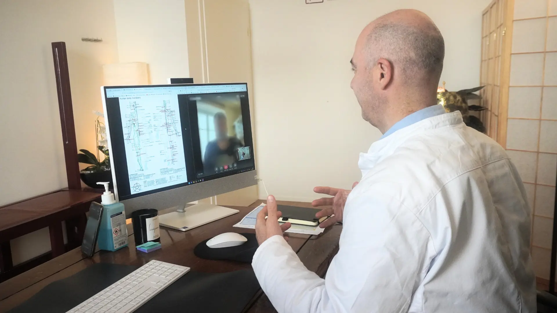 Un acupuncteur qui diagnostique un problème à distance grâce à la téléconsultation
