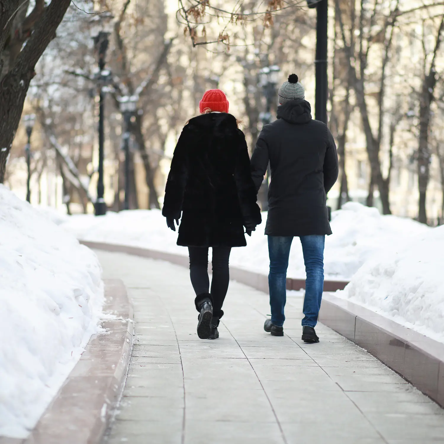 Un couple faisant une marche digestive